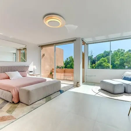 Luxury 5-bedroom Townhouse In Puente Villa