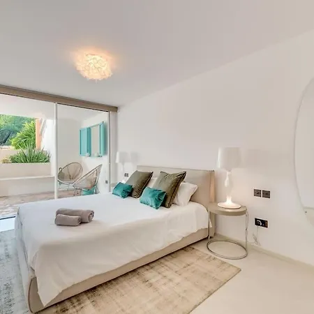 Villa Luxury 5-bedroom Townhouse In Puente *