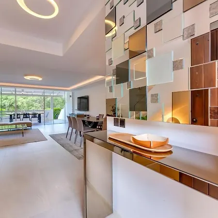 Villa Luxury 5-bedroom Townhouse In Puente