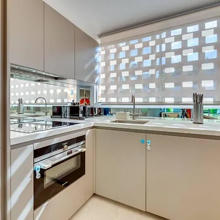 Luxury 5-bedroom Townhouse In Puente Villa *