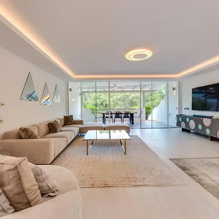 Villa Luxury 5-bedroom Townhouse In Puente *