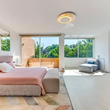 Villa Luxury 5-bedroom Townhouse In Puente Marbella