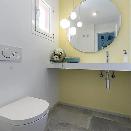 Luxury 5-bedroom Townhouse In Puente Villa *
